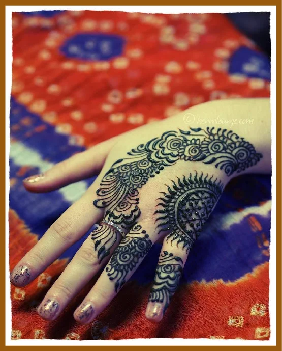 Simple Back Hand Mehndi With Dual Side Circles Mandala Simple Back Hand Mehndi With Dual Side Circles Mandala